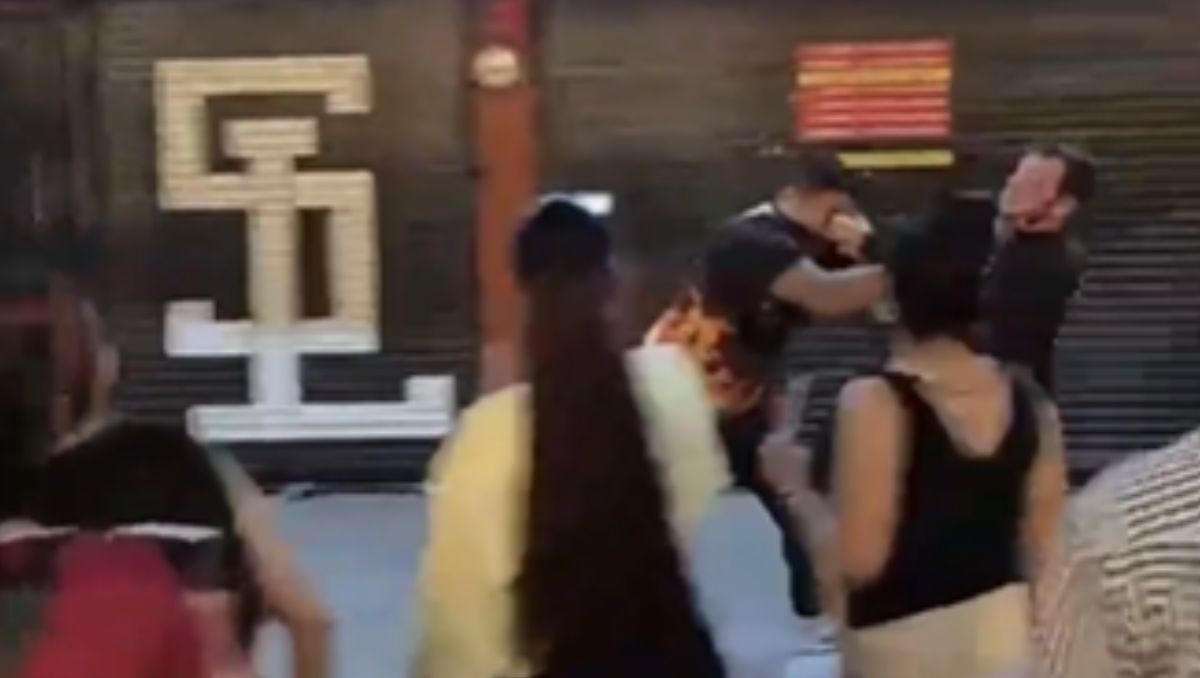 La violencia escala cuando el sujeto de playera roja derriba al otro. | Especial