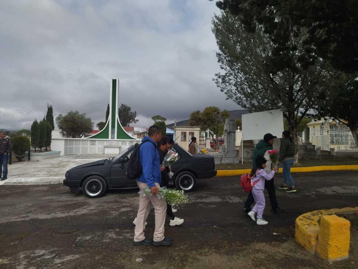 Visitas en el panteón de Pachuca este 10 de mayo. (Alejandro Reyes)