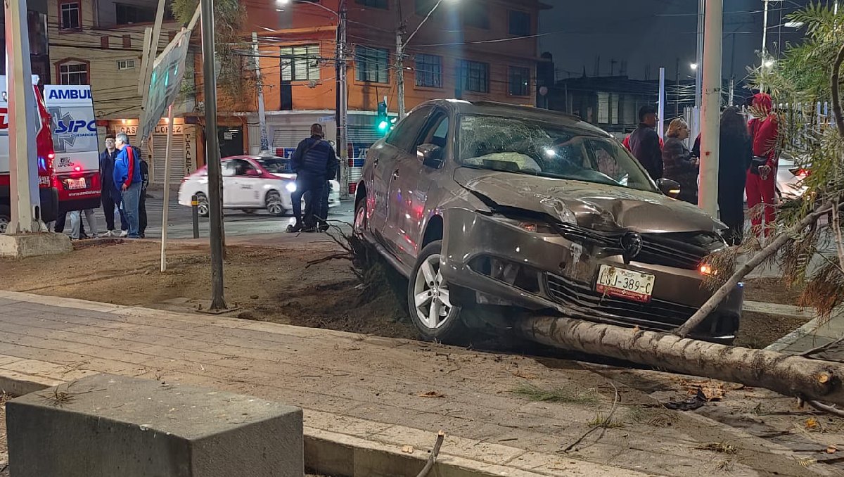 Conductor pierde el control y se sube a camellón en avenida Chimalhuacán en Neza. Foto: (Especial)