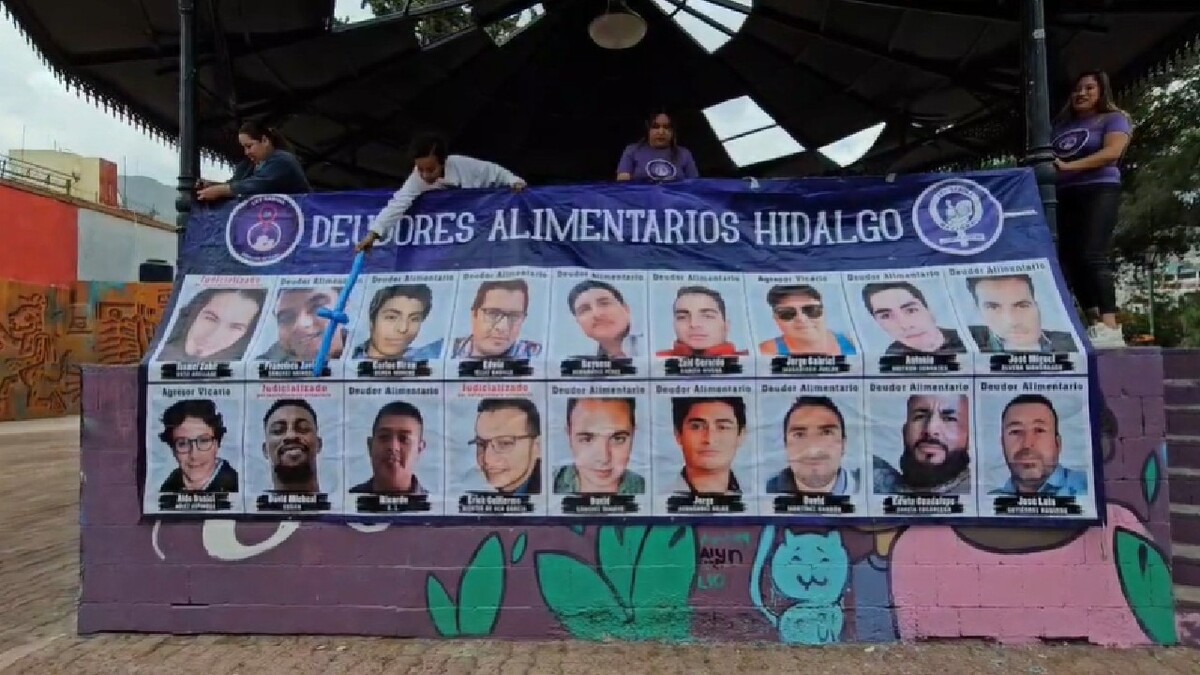 Integrantes de Ley Sabina colocaron mantas para denunciar deudores alimentarios en el Jardín del Arte de Pachuca