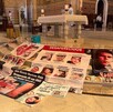 Madres colocaron fotografías de sus hijos desaparecidos en la escalinata del altar. (Alberto Cano)