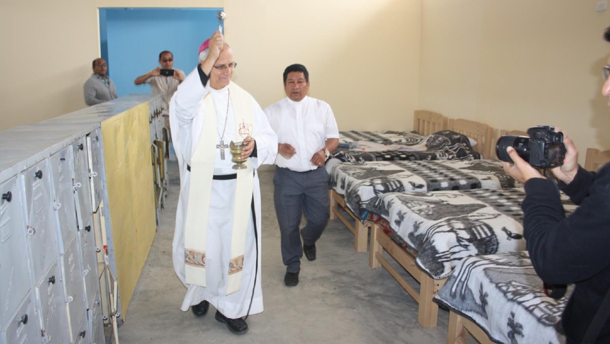El entonces obispo Robert Francis Prevost en la inauguración de un albergue para migrantes en el pueblo de Éten en Chiclayo. (Foto: EFE)