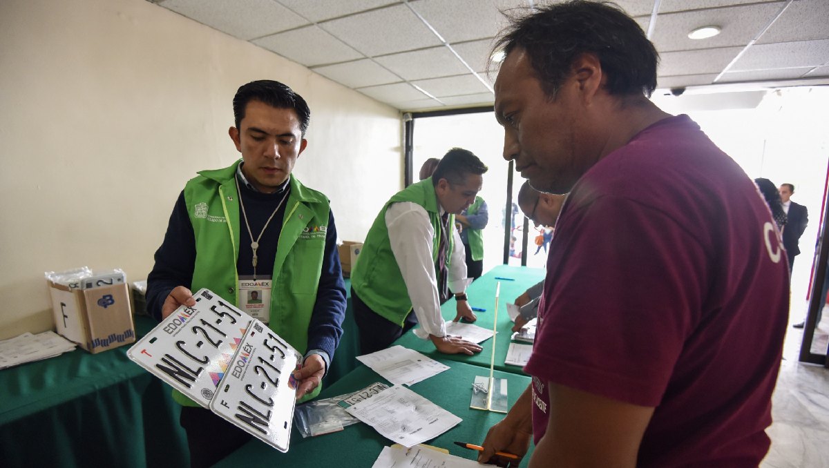 Placas expedidas en 2020 deben hacer la renovación este año. Foto: (Cuartoscuro)