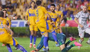 El partido Tigres vs Necaxa terminó en polémica luego del gol que le dio el boleto a semifinales de la Liga MX, pues se pedía falta sobre el portero de Rayos.