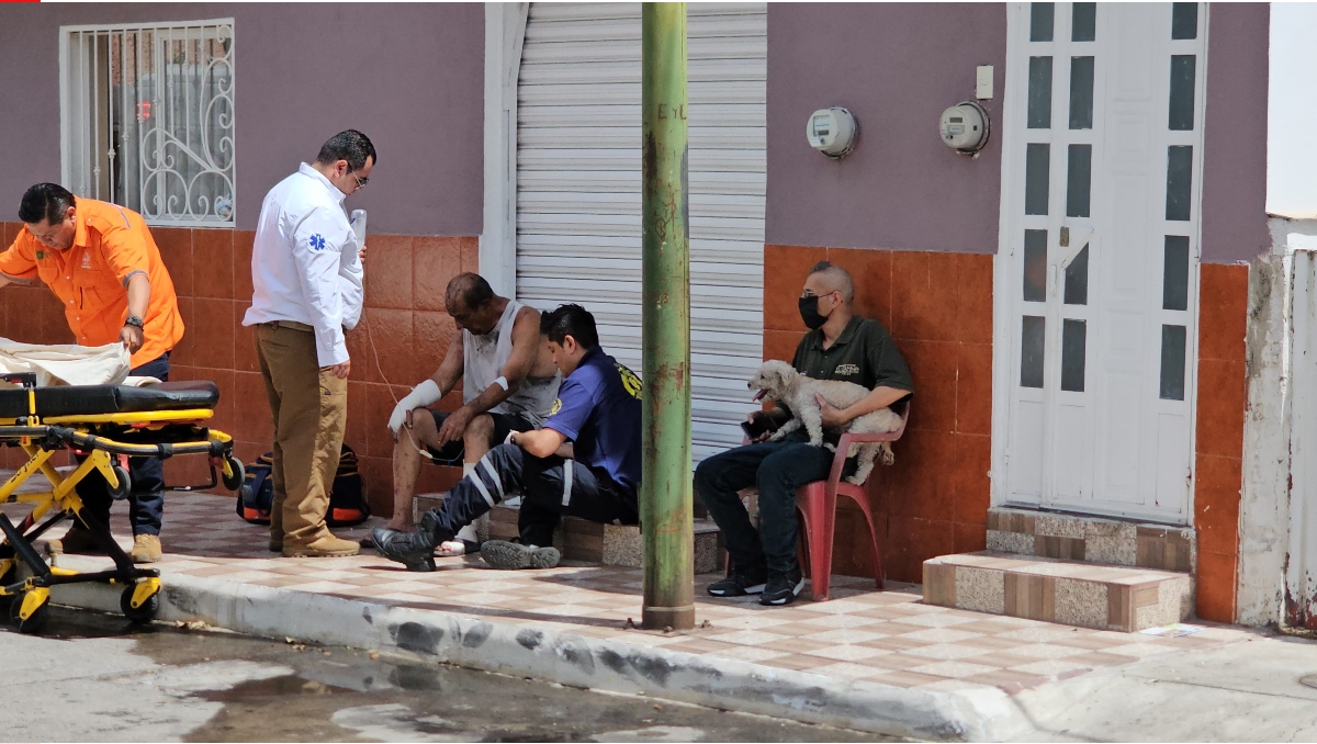 Protección Civil de Guadalajara atendieron al hombre previo a su traslado al nosocomio (Foto: Juan Carlos Munguía)