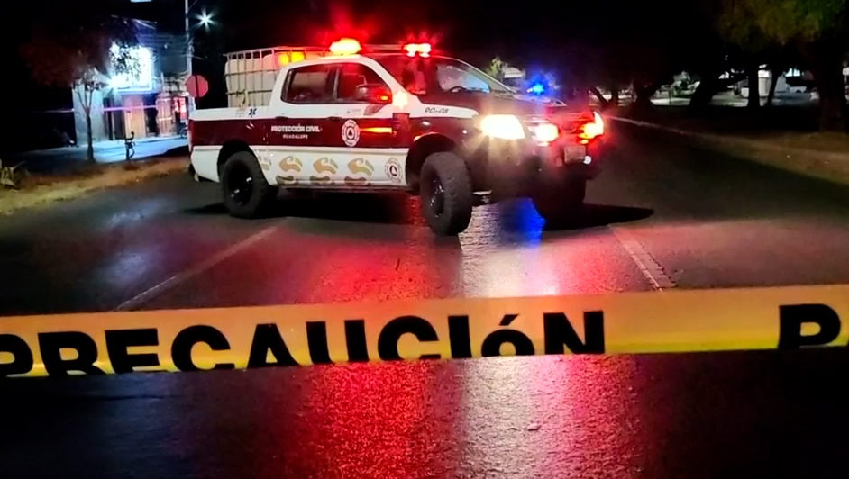 En Zacatecas incendian un vehículo y hallan un paquete sospechoso