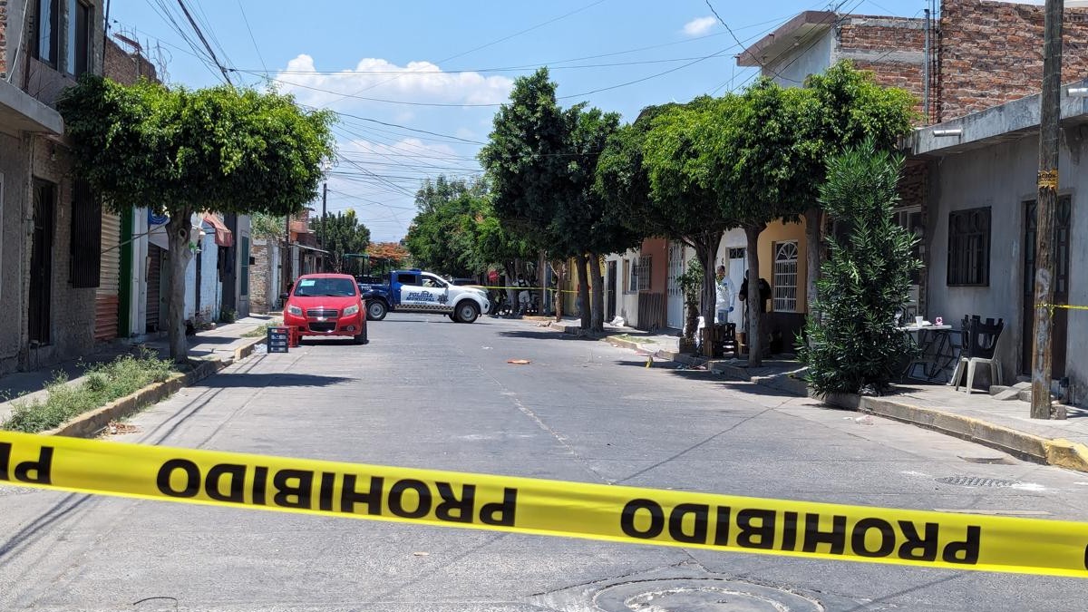 Atacan a padre y su hijo mientras atendían su negocio de embutidos en Celaya.