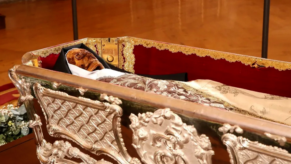 Cuerpo de Santa Teresa de Jesús, expuesto por primera vez en España