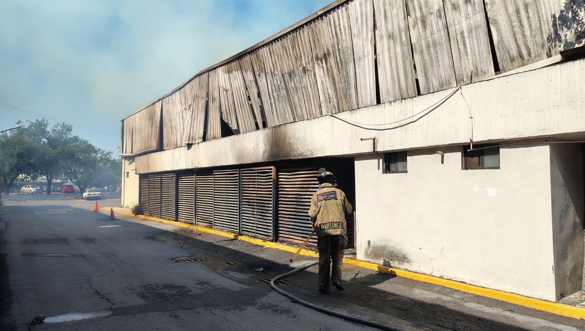 Elementos de Protección Civil y bomberos acudieron al lugar para sofocar el fuego. | Miranda Arias.