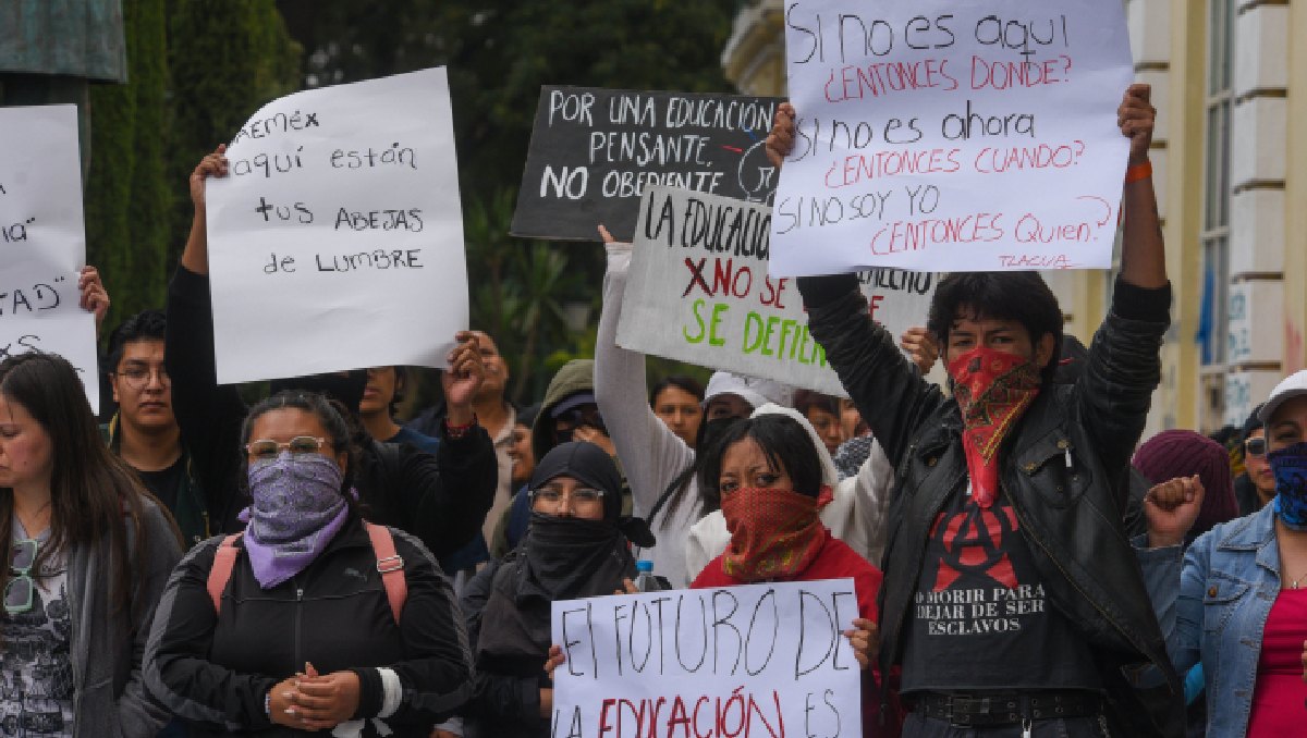Estudiantes de preparatoria de la UEMéx bloquean Paseo Colón en Toluca. Foto: (Cuartoscuro)
