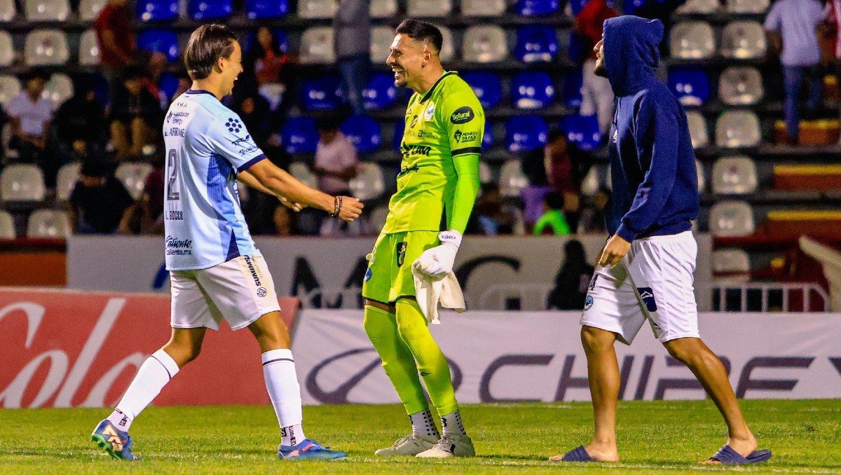 Gerardo "Kampa" Ruiz festeja con sus compañeros el pase de la Jaiba Brava a la final de la Liga de Expansión.