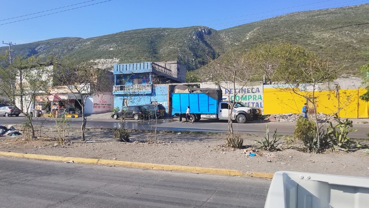 Hombres en una motocicleta circulaban por el lugar y dispararon contra el negocio. Foto: Miranda Arias