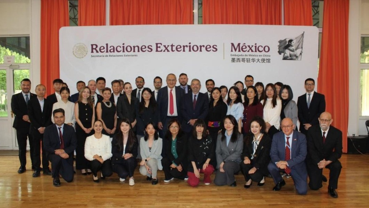 Juan Ramón De la Fuente junto a personal diplomático en China. | X