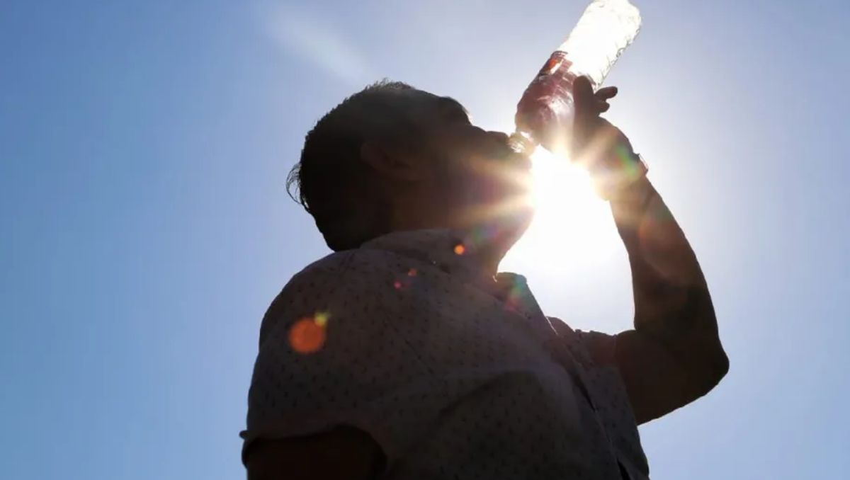 Mantenerse hidratado es una de las recomendaciones para soportar las altas temperaturas en la entidad / Especial.
