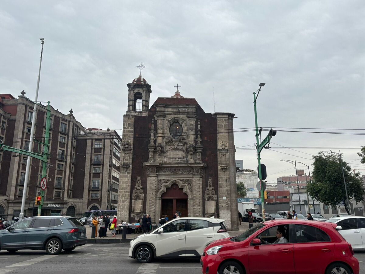 Las mujeres ingresan al recinto cubiertas con velo, mientras los hombres visten ropa formal. | Especial