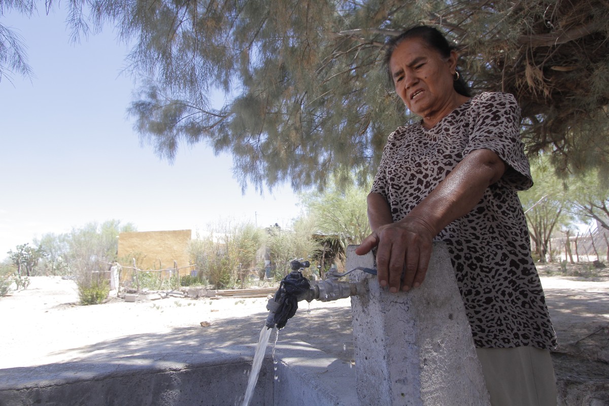 Pobladores de Bajío de Ahuichila muestran que en la llave sí tienen agua, pero que el problema es la falta de habitantes jóvenes. | Manuel Guadarrama