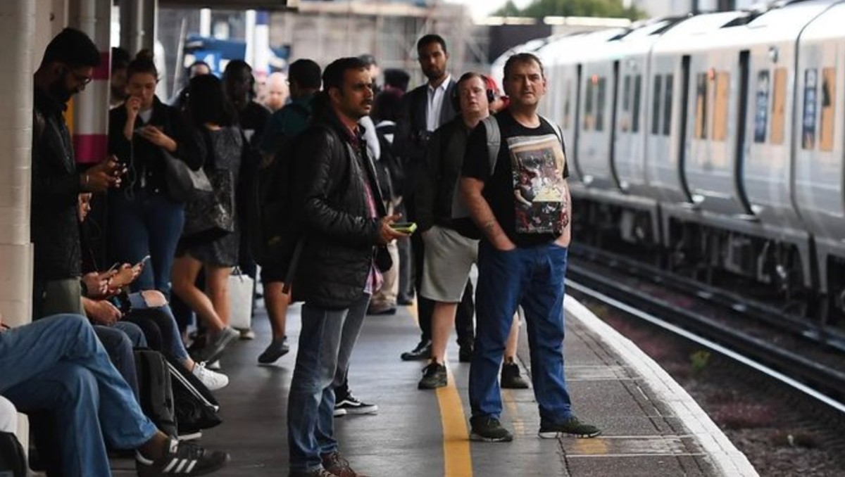 Un portavoz de Transportes de Londres dijo a medios locales que se trata de un pequeño apagón en el suroeste de Londres.