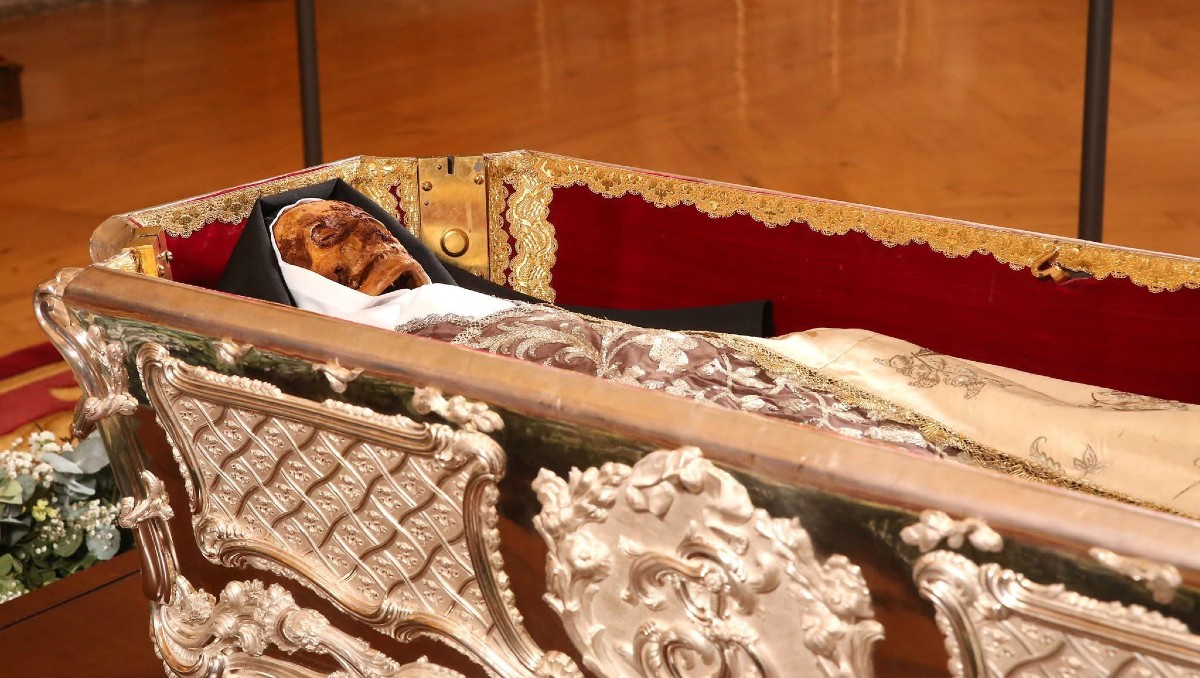 El sepulcro de Santa Teresa nunca había sido mostrado al público. | EFE