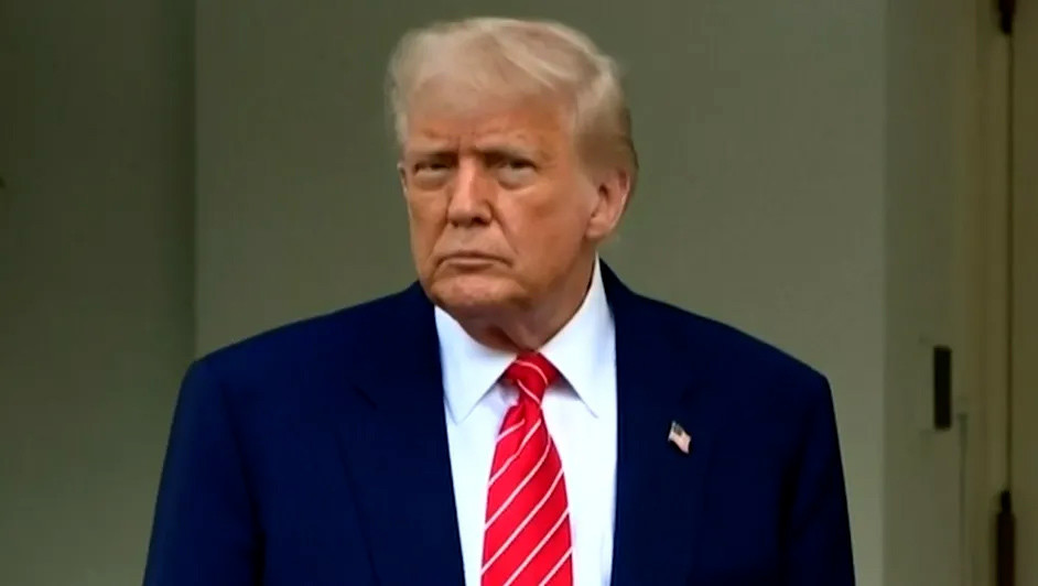 Trump firma orden para bajar precios de medicamentos en EU