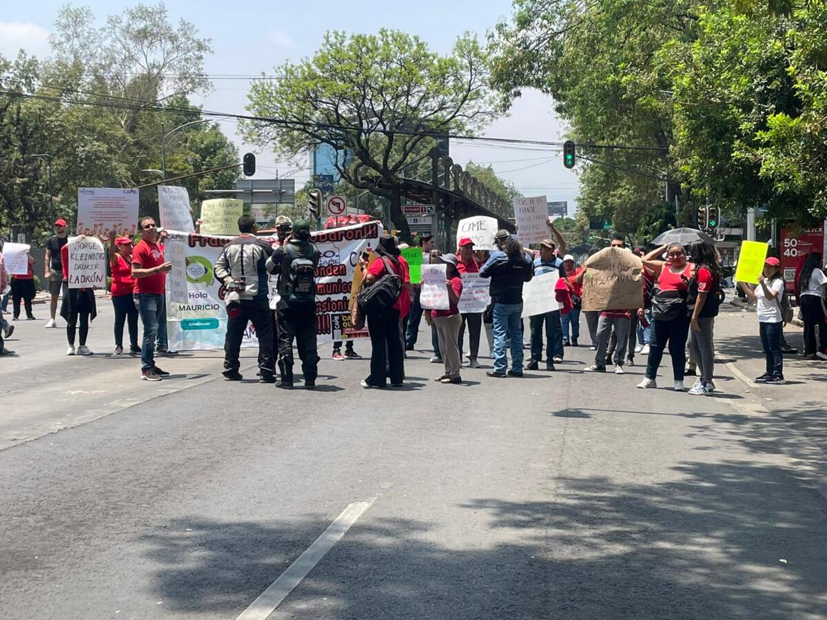 Bloqueo en Insurgentes Sur por defraudados por Sofipo CAME. | Foto: Enrique Luna