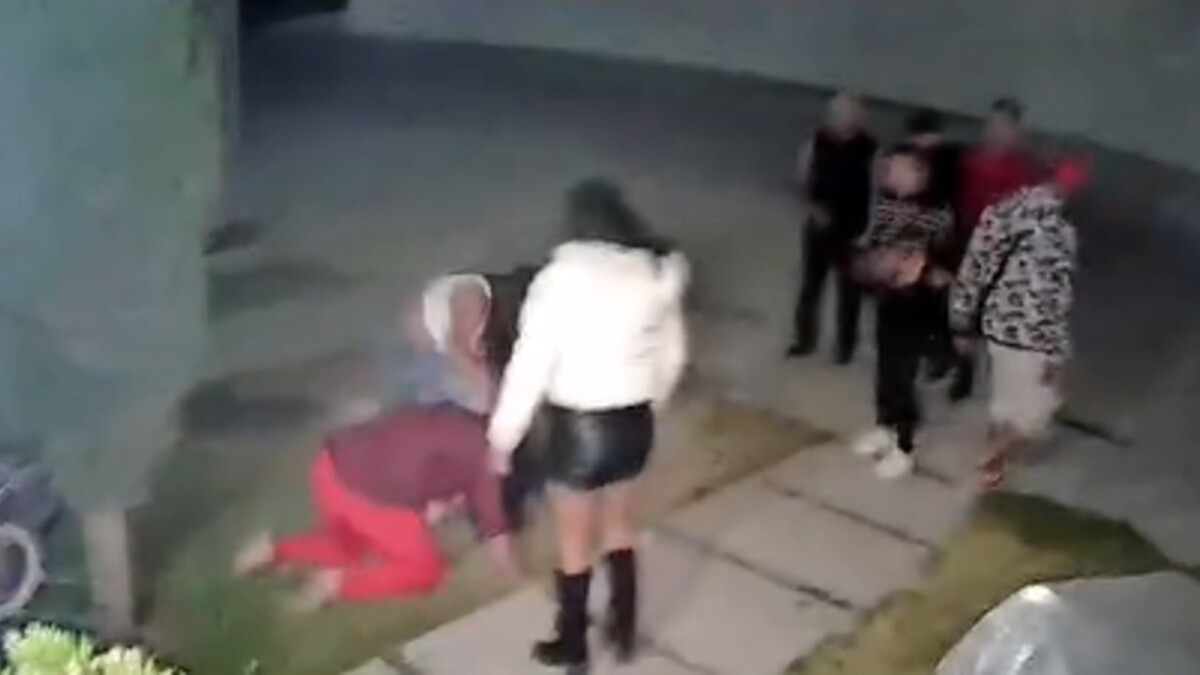 Cámaras de seguridad captaron el instante en que la víctima es golpeada frete a su domicilio en Tizayuca, Hidalgo