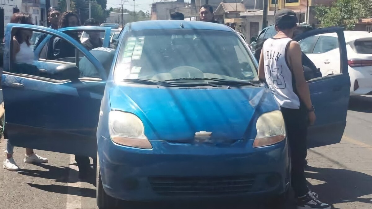 Las dosis de droga fueron localizadas al interior del automóvil robado por los detenidos.