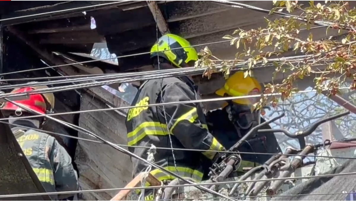 Elementos bomberos rescataron a un lomito de entre las llamas (Foto: Juan Carlos Munguía)