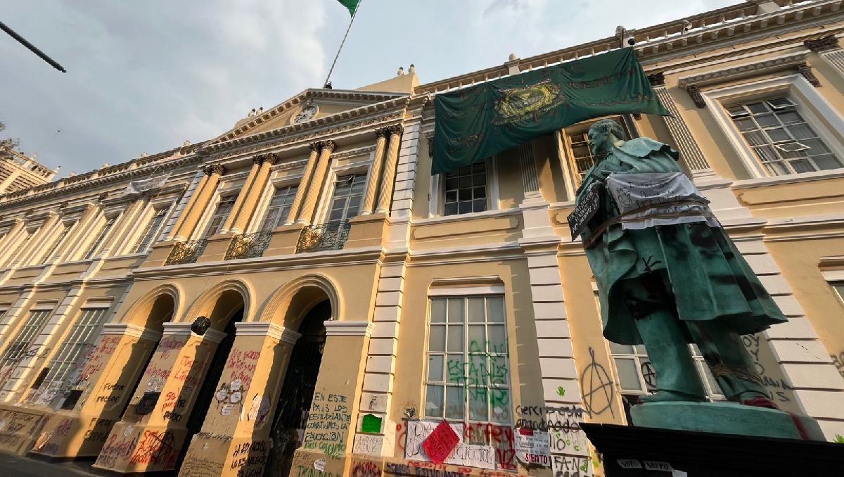 Ante falta de presencia, alumnos buscan quitar del cargo a rector Carlos Barrera. Foto: (Especial)