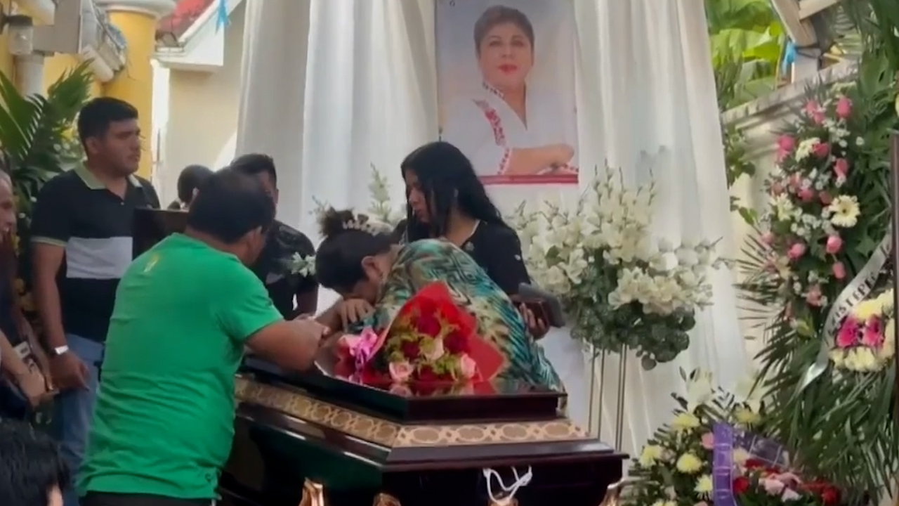 Familiares, amigos y simpatizantes se despiden de Yesenia Lara y exigen justicia
