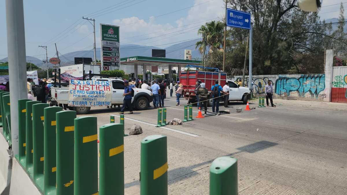 La fila de vehiculos ya llega hasta la caseta de Palo Blanco. | Especial