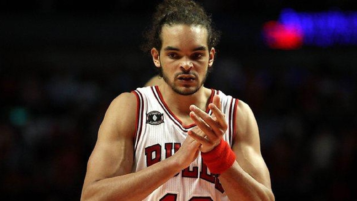Joakim Noah presenté en la Ciudad de México durante la inauguración de una NBA Store (AFP)