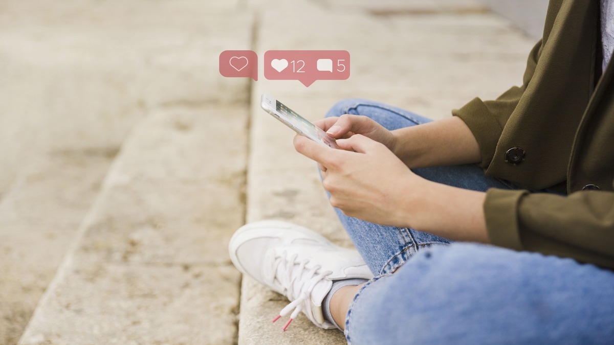 Es normal que algunas personas decidan alejarse de redes sociales por el exceso de información | Freepik