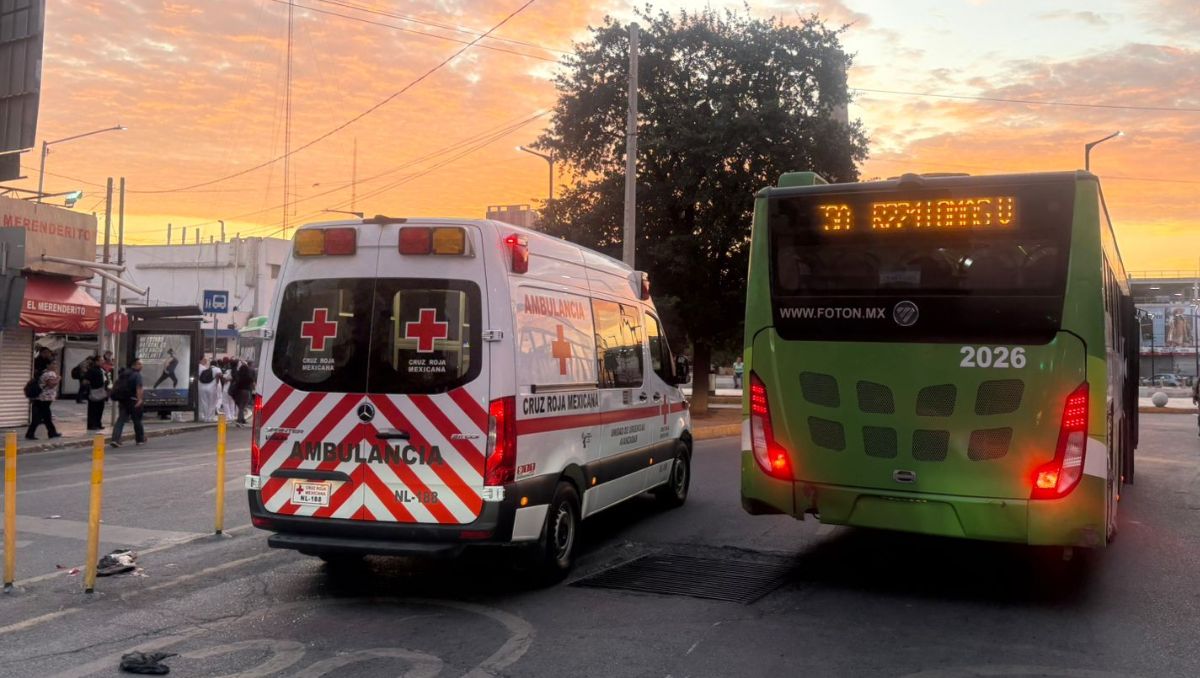 Paramédicos de la Cruz Roja Mexicana auxiliaron a la afectada y la trasladaron a un hospital | Pedro Delgado