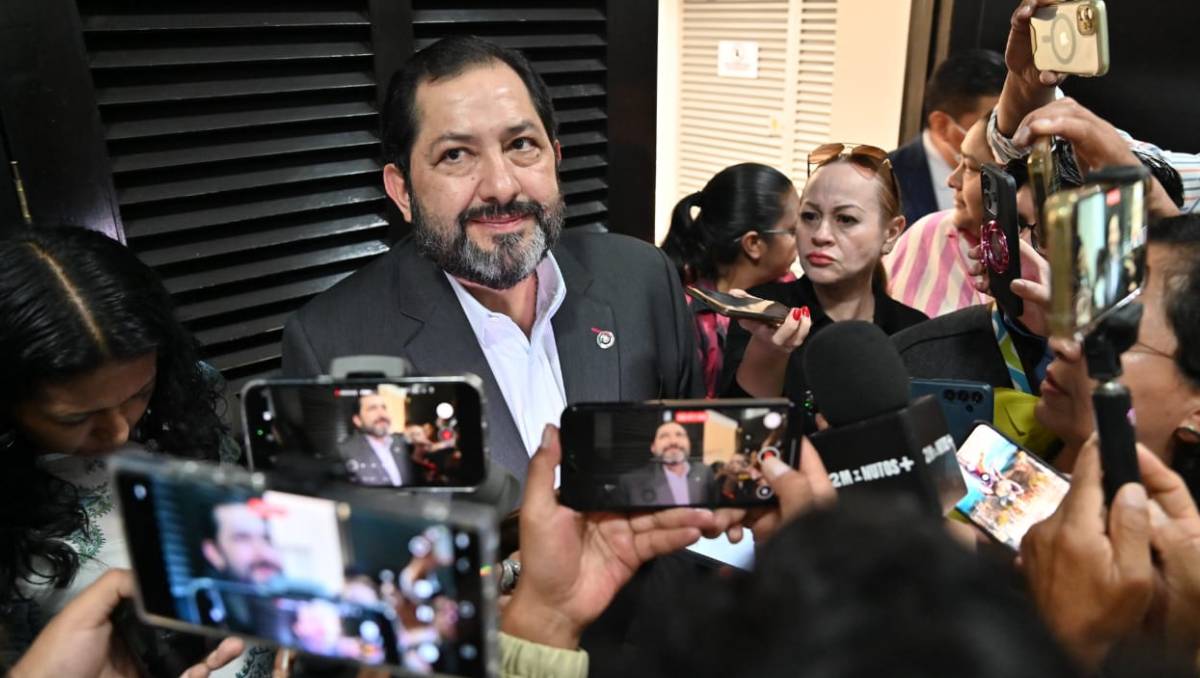 El presidente de la Jucopo, Francisco Vázquez, indicó que fuera de esto no les ha llegado la petición para revocar su mandato. | Foto: Claudia Hidalgo