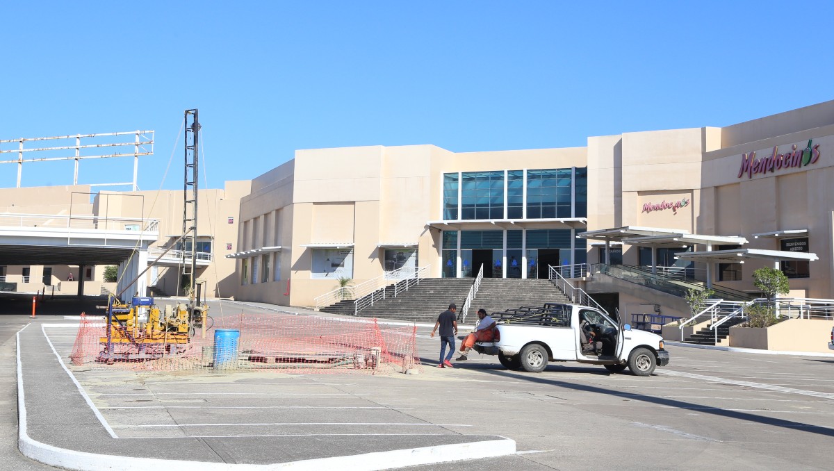 Se realizan estudios en el estacionamiento de Plaza Crystal en Tampico. (Yazmín Sánchez)