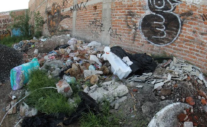Sin descacharrizar más de una decena de terrenos en Madero. (Archivo)