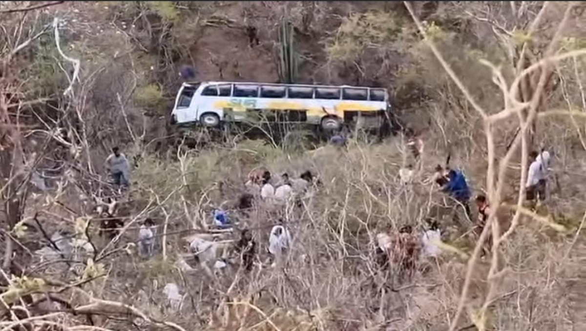 Volcadura de autobús en carretera de Puebla deja más de 30 heridos | Especial