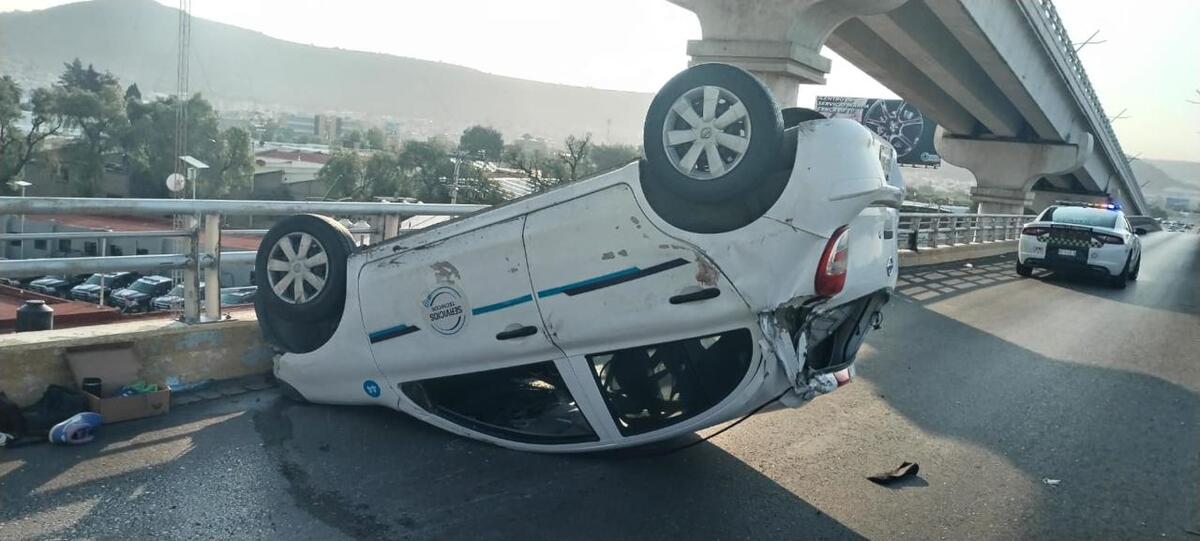 Volcadura de auto en Pachuca. (Cortesía)