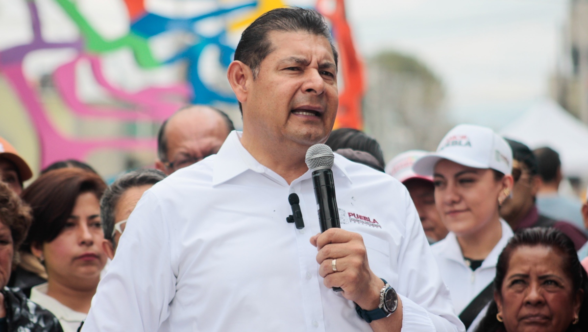 Armenta tendrá grupo de WhastApp con madres buscadoras de Puebla | EsImagen