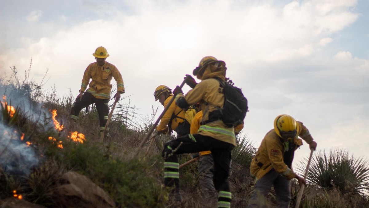Los cuerpos de auxilio continúan en el lugar combatiendo el fuego en tierra y aire.