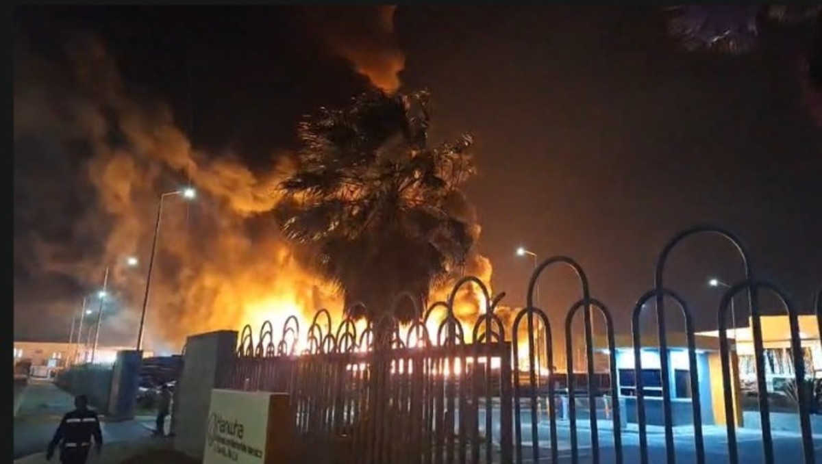 El fuego ha consumido tarimas y tubos de plástico, además de que no se reportan personas lesionadas. Foto: Especial