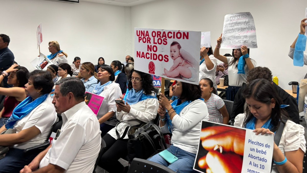 Grupos 'Provida' se manifiestan en el Congreso de Guanajuato.