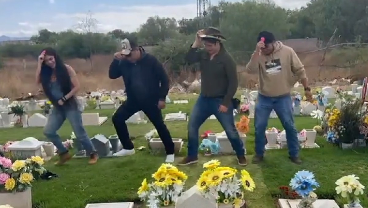 Hermanos bailan 'El Ratón Vaquero' en tumba de su mamá | Especial