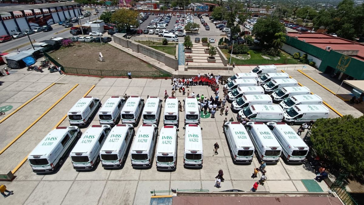 El IMSS Tamaulipas dio el banderazo de salida para 26 nuevas ambulancias. (Cortesía)