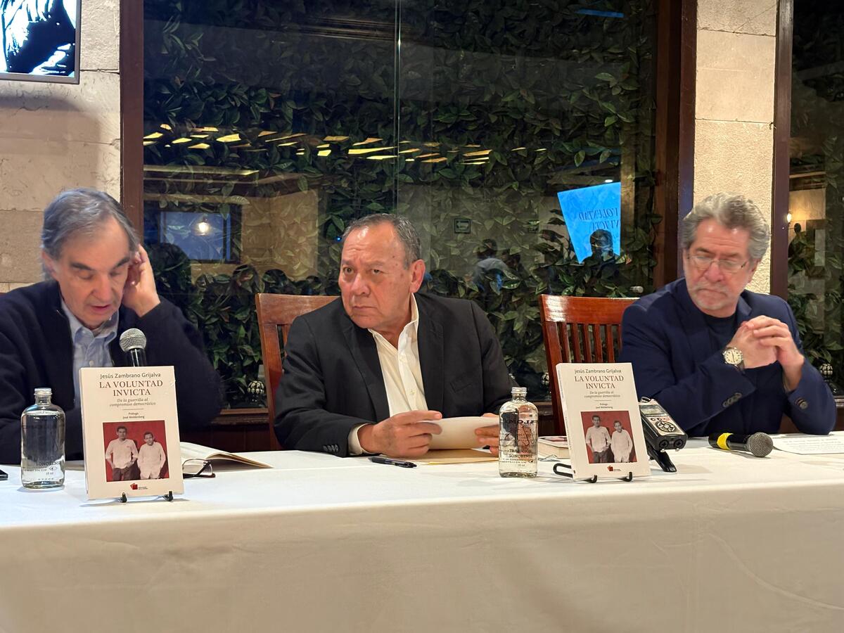 Jesús Zambrano, ex dirigente del PRD, presentó su libro 'La Voluntad Invicta'. | Foto: Cuartoscuro.