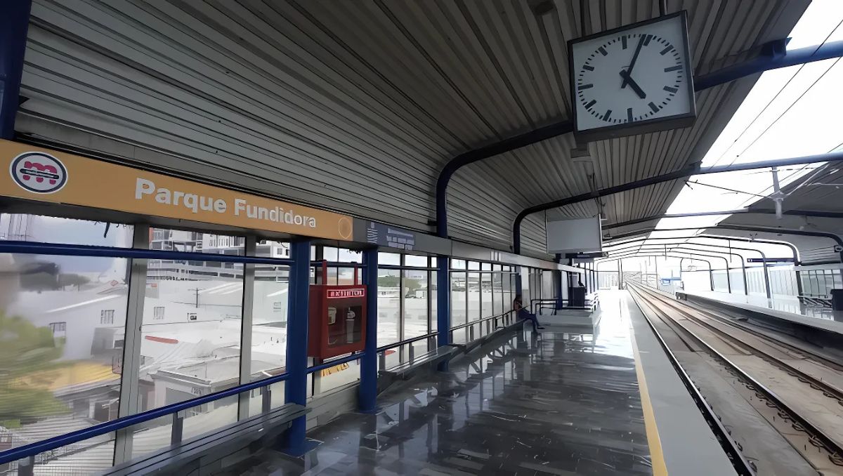 Al jovencito le dio miedo la situación y bajó hasta llegar a su prepa | Especial