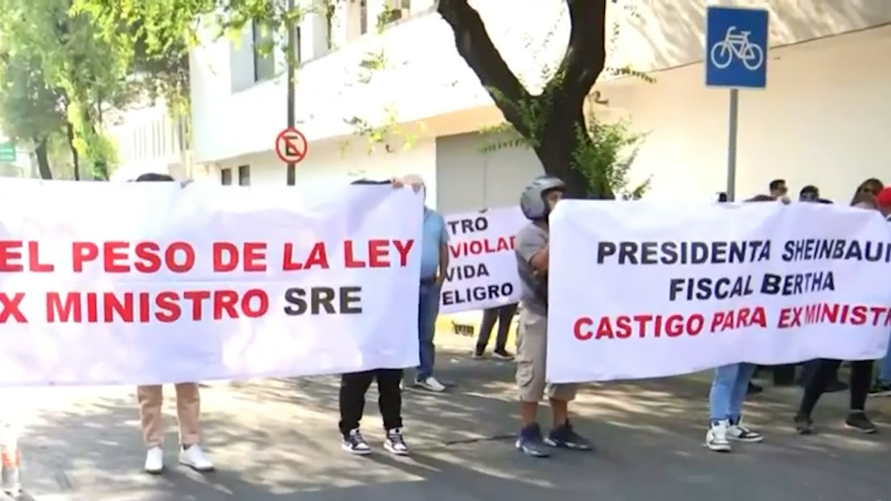Manifestación frente a búnker de FGJ-CDMX por liberación de presunto agresor afecta el tránsito