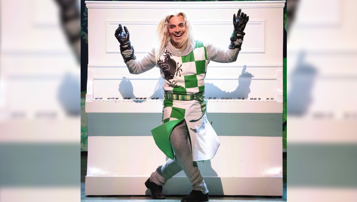 Omar Chaparro es parte del elenco de Spamalot en el teatro (Instagram Omar Chaparro)