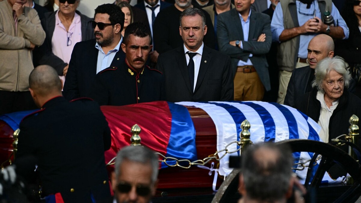 El presidente Yamandu Orsi y Lucia Topolansky frente al ataúd de Mujica. | AFP