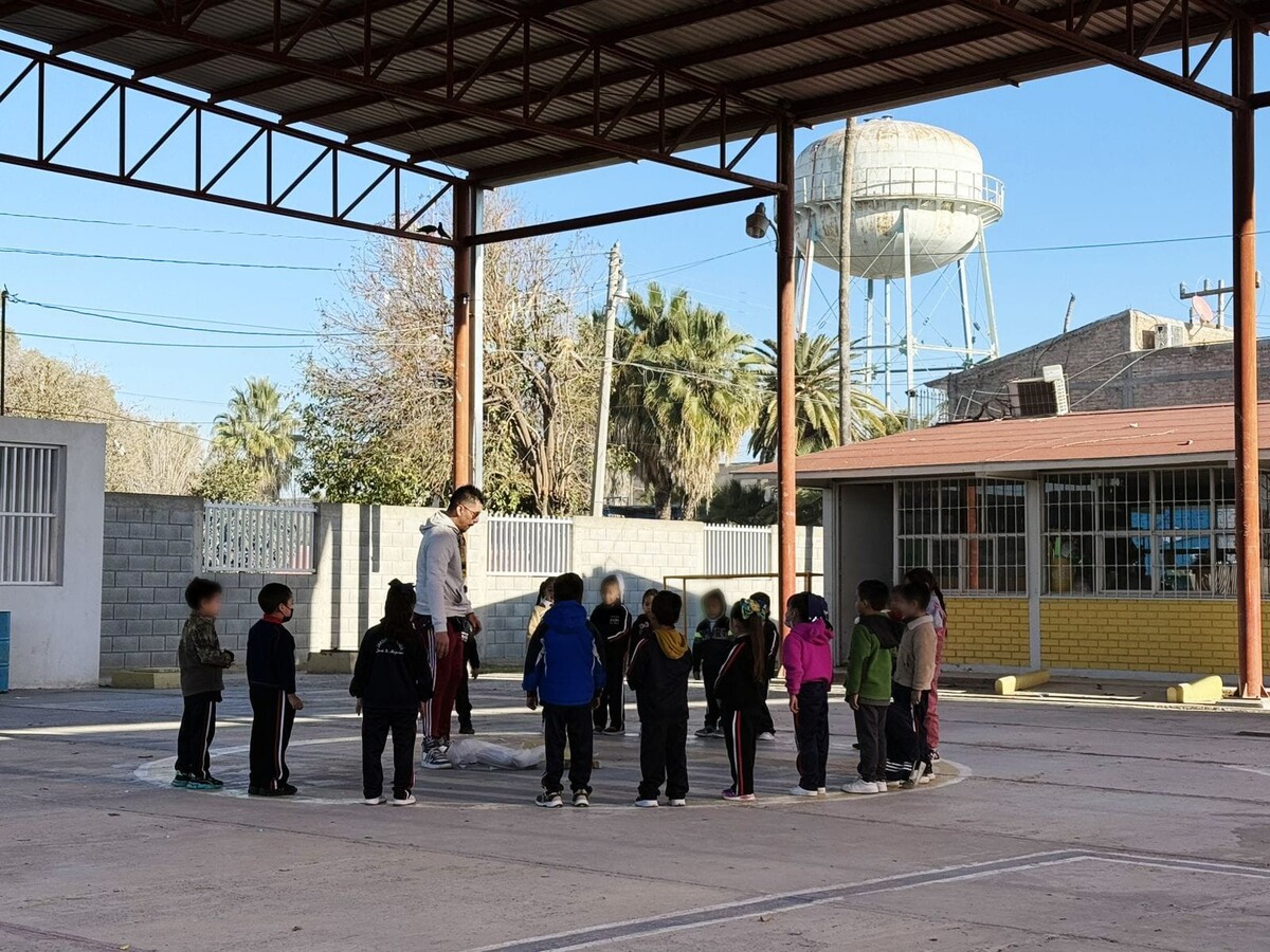 Ricardo Alemán ha encontrado una fórmula novedosa para motivar a sus alumnos: llevar los videojuegos al patio de recreo. (Especial)